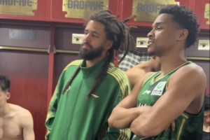 秒变追星现场！同曦战胜江苏后 更衣室内J.Cole给众队友签名&合影