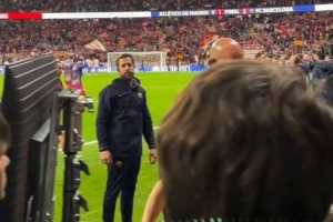 亲和力！加维赛后将球衣送给场边女球迷，后者欢呼雀跃