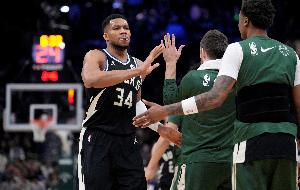 表面高呼忠诚 暗中造谣设局？字母和雄鹿说法截然不同 谁在撒谎？