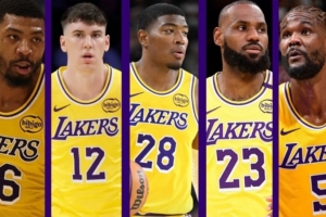 这... 湖人季后赛潜在首发：斯玛特/拉拉维亚/八村塁/詹姆斯/艾顿