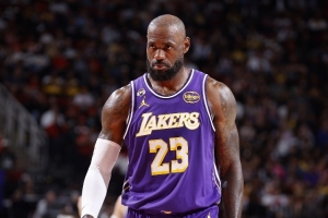 把最老纪录加了7岁！詹姆斯超越34岁的自己 成最老30分15助球员