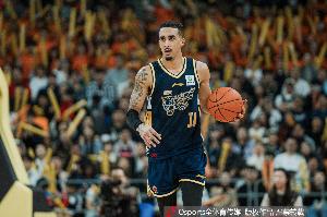 媒体人：奎因38+11数据漂亮 但有时力气用错地方容易失误打断球队