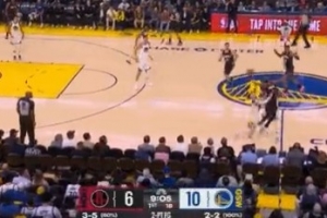 死穴！杜兰特中场被包夹 小史密斯仓促传球被勇士抢断