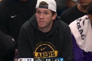 大比分落后！里夫斯在场边观战 两眼无神&面无表情和队友击掌