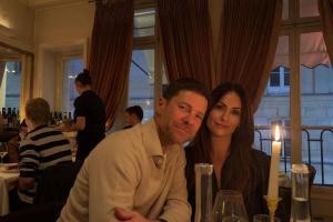 浪漫！阿隆索妻子晒两人在巴黎烛光晚餐，阿隆索评论：❤️