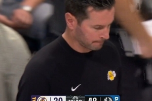 陷入包围圈！詹姆斯出现2次失误 独行侠轰出10-0领先18分打停湖人