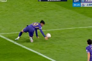 津媒：滑倒送点的季胜攀赛后落泪，津门虎休息室内气氛非常压抑