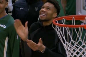 亲兄弟连线！字母弟助飞字母哥哥空接暴扣 字母哥场下贼开心！