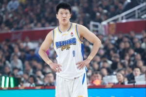 方硕：雷蒙没完全恢复 但球队的人员比较短缺 他是带伤出战