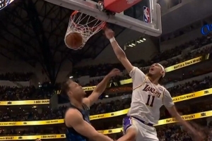 摧枯拉朽！詹姆斯送妙传 海斯起飞力压鲍威尔隔扣打成2+1