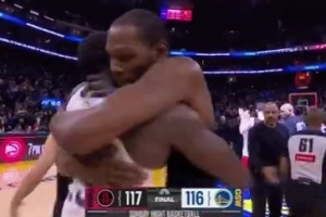 在你抱库里之前我先抱！追梦与杜兰特赛后深深相拥