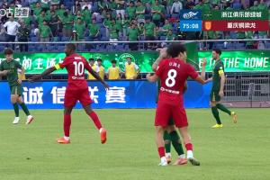 米特里策首次薅头发VAR未介入，央视解说：VAR在干什么？这是红牌