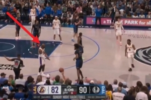 场上教学！布朗尼抛传老爹被巴格利破坏 詹姆斯示意儿子应该击地