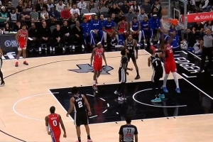 还是得逞了！恩比德合球造犯规不成 自抛自扣最终获得罚球