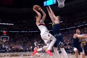 很强啊！阿夫迪亚强突慢三步迎着布劳恩防守再度扳平