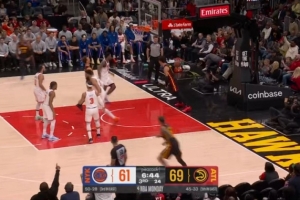 平地起惊雷！杰伦·约翰逊中路突击 腾空暴起无视包夹单臂炸扣