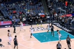 好家伙！巴尔追身三分自信命中 灰熊第28记三分刷新队史纪录！