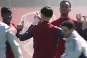 抽象程度堪比AI阿森纳训练4人一组，两两手抵钢笔带球踢进桶