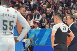 奇葩！昨晚麦基因为佩戴的牙套不合规 刚登场一回合就被换下