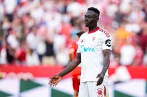 输给副班长仅高出降级区2分，塞维利亚球员在机场遭自家球迷辱骂