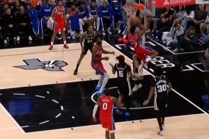 年轻人好腰啊！埃奇库姆冲筐折叠对抗拉杆上篮得分