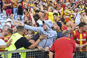 队报：里尔高管赛后在停车场遭朗斯球迷暴力袭击，事后已起诉对方