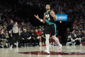 火力凶猛！卡马拉16中10&三分13中8砍30分 末节4犯&犯满离场