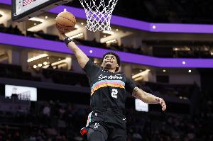 解说：哈珀面对VJ打出了榜眼该有的水准 前者成熟得不像新秀