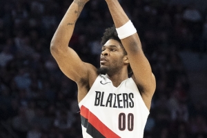 你俩都打得不错！亨德森砍下18分3板3助 塞布尔拿到14分3助5断