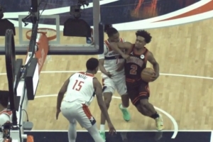 晕晕乎乎！塞克斯顿突破抬肘打到卡林顿脸部 被吹一级恶意