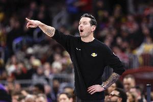 雷迪克：比赛前18分钟我们很顽强 但外线补防不够让对手进21三分