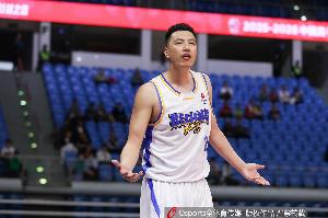 两双到手！翟晓川11中5拿到15分11板 三分7中3