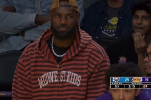 高挂免战牌！詹姆斯来到场边观战 本场因脚伤缺席