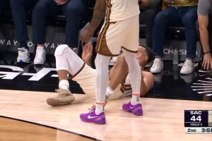 熟悉的感觉！库里外切接球三分轰进还造犯规 经典倒地数数3+1