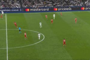 阿诺德长传找巴尔韦德，诺伊尔弃门30米出击截获皮球！