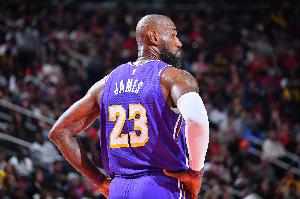 夸梅：勒布朗是不是要躲着雷霆打？我觉得他的脚要开始疼了