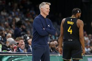 科尔谈穆迪拄拐现身主场：见到他回来非常开心 大伙儿也很兴奋