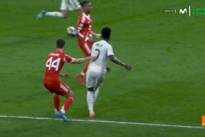 裁判分析机构：奥利塞被击中处于自然状态的手肘，因此不算手球