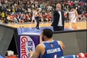 十分生气！刘维伟指着被换下场的韦瑟斯庞怒骂：去你X的 X你