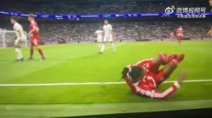 居莱尔试图把受伤的奥利塞拖回场内