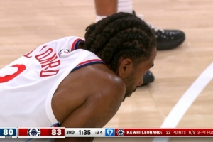 连珠炮！小卡连中三分率队夺回优势 罕见吐舌庆祝