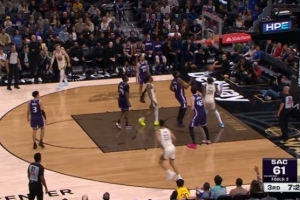 继续发挥！贝西接梅尔顿高抛助攻 空中将球灌进篮筐