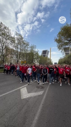 声势浩大！赛前拜仁球迷远征军高喊口号，朝伯纳乌进发