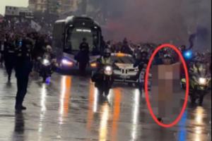 欧洲德比氛围满满！TA记者现场拍摄：一名裸奔者从皇马大巴前跑过