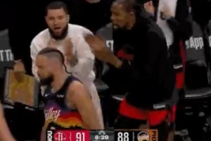 嘲讽拉满！小史密斯三分造狄龙犯规 杜兰特和范弗里特兴奋鼓掌