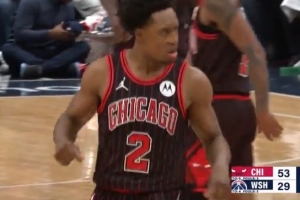 你小子挺能蹦啊！塞克斯顿冲抢前场板 垫步突破直接单臂劈扣