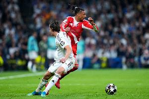 心态已炸！卡雷拉斯对位奥利塞3次被过，送上3次犯规&停球也失误