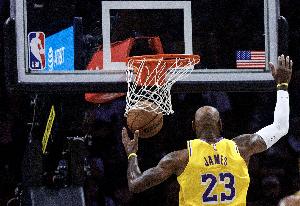 媒体人：现在的形式是湖人首轮打火箭 湖人怕是过不了这一关！