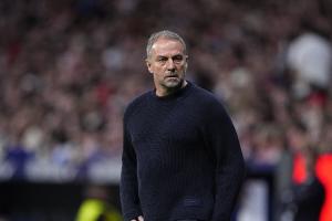 世体：欧冠赛前训练弗里克尝试奥尔莫踢伪9号位 孔德担任边后卫