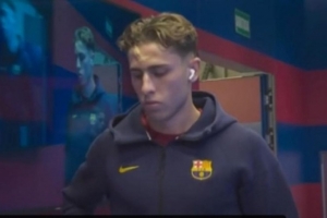 替补待命！巴萨中场费尔明额头上贴着创可贴，而且有明显肿块